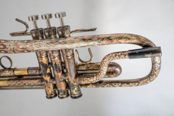 Trompete Hybrid mit Neusilberschallstück, Perinetventilen, Antiklack und vergoldeter Gravur