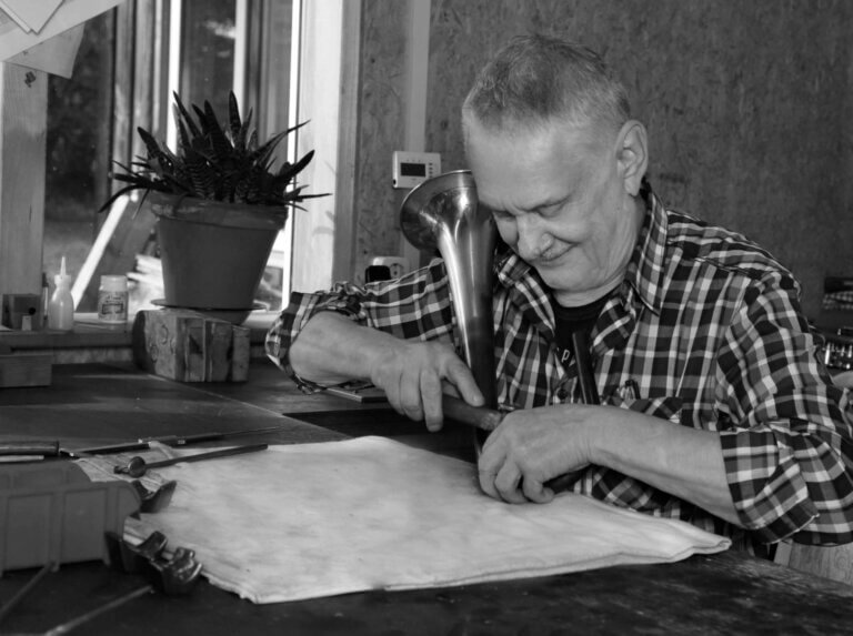 Ulrich Pfreimbtner beim verpochen eines Flügelhornschallstückes aus Neusilber mit Goldmessingkranz